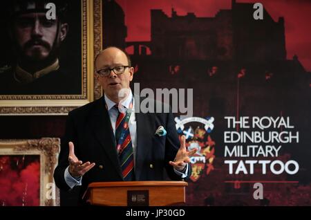 Brigadegeneral David Allfrey, Geschäftsführer und Produzent von The Royal Edinburgh Military Tattoo zeigt das offizielle Programm der Veranstaltung 2017 Edinburgh Castle. Stockfoto