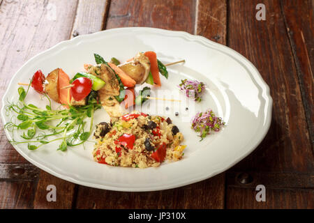 Weißer Teller mit Essen bestehend aus gesunden Spieße und Reis. Stockfoto