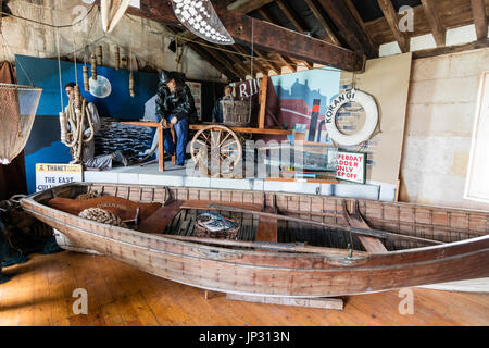 Innenraum der Ramsgate Hafen maritime Museum. Obergeschoss, Angeln anzuzeigen, öffnen Sie Ruderboot, Fischerboot im 19. Jahrhundert verwendet. Stockfoto