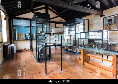 Innenraum der oberen Etage des Ramsgate Hafen maritime Museum. Verschiedenen Schaukästen und Exponate und Sparren des Daches. Stockfoto