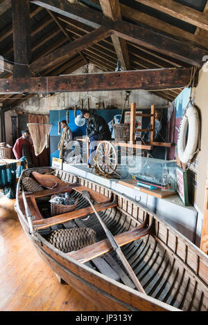 Innenraum der Ramsgate Hafen maritime Museum. Obergeschoss, Angeln anzuzeigen, öffnen Sie Ruderboot, Fischerboot im 19. Jahrhundert verwendet. Stockfoto