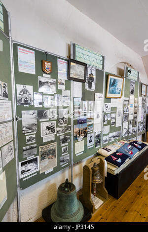 Interieur, Ramsgate Hafen, Maritime Museum. Wand mit Dünkirchen Evakuierung Anzeige auf. Verschiedene Fotos, Briefe, Bestellungen, Icons und Buttons angezeigt. Stockfoto