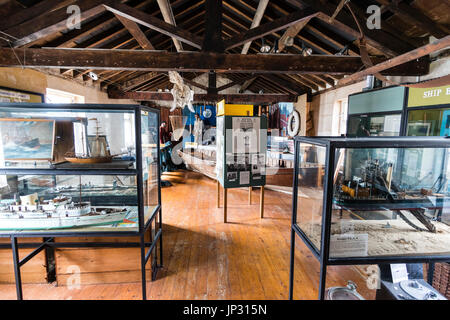 Innenraum der oberen Etage des Ramsgate Hafen maritime Museum. Verschiedenen Schaukästen und Exponate und Sparren des Daches. Stockfoto