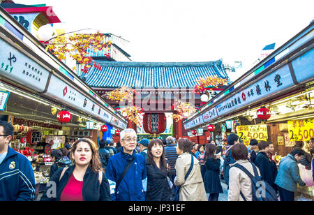 TOKYO, Japan - 20. NOVEMBER: Touristen ihre Zeit in Nakamise-Dori, eine Einkaufsstraße mit Senso-ji Tempel in Asakusa, Tokyo, J Stockfoto