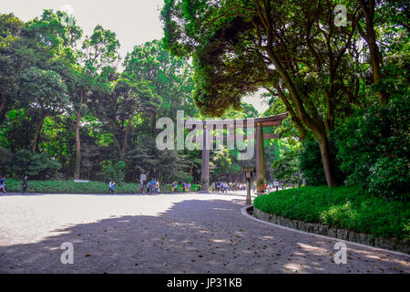 TOKYO, Japan - 15. Mai: Querformat, Torii, der Eingang zum Meiji Schrein Tempel in Shibuya, Tokio Stockfoto