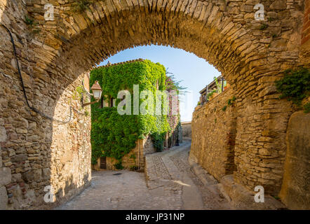 Steinhäuser in Peratallada. Es ist eine malerische mittelalterliche Altstadt im Herzen der Costa Brava, Katalonien, Spanien. Stockfoto