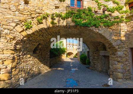 Steinhäuser in Peratallada. Es ist eine malerische mittelalterliche Altstadt im Herzen der Costa Brava, Katalonien, Spanien. Stockfoto