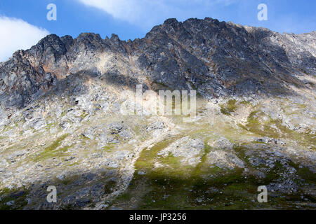 Licht und Schatten malte Berge in Teufels Punchbowl, über einem Kilometer über dem Meeresspiegel (Skagway, Alaska). Stockfoto