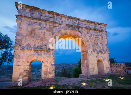 Rundbogen von Medinaceli, vom 2. bis 3. Jahrhundert n. Chr. in der Provinz Soria, Kastilien-León, Spanien. Blaue Stunde erschossen. Stockfoto