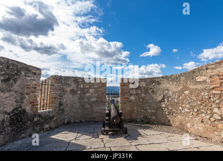 Rostigem Eisen Canon auf das Castell De La Suda in Tortosa, alten Forts Spainn montiert. Das Castell ist De La Suda, auch bekannt als der Suda Tortosa, Stockfoto