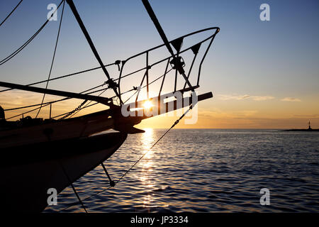 Europa, Kroatien, Porec - Segelboot im Sonnenuntergang im Hafen von Porec im Gegenlicht/Kroation Segelboot in den Sonnenuntergang Hintergrundbeleuchtung Stockfoto