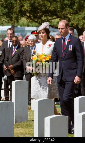 Der Herzog und die Herzogin von Cambridge legen Blumen am Grab des unbekannten Soldaten am Tyne Cot Commonwealth War Graves Cemetery in Ypern, Belgien, für eine Gedenkfeier anlässlich die Hundertjahrfeier von Passchendaele. Stockfoto