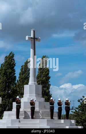 Buglers von der Band of her Majesty's Royal Marines Plymouth spielen The Last Post on the Cross of Remembrance auf dem Commonwealth war Graves Cemetery von Tyne Cot in Ypern, Belgien, bei einer Gedenkfeier zum 100. Jahrestag von Passchendaele. Stockfoto
