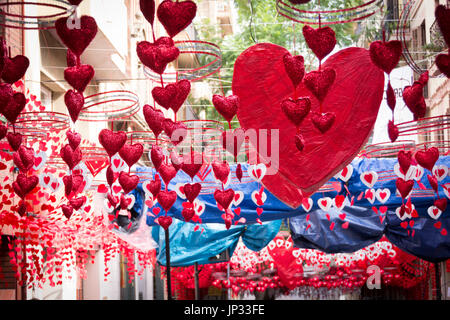 Rote Herzen hängen und bewegt sich in Nachbarschaft Festival der Stadtteil Gracia in Barcelona. Geeignet für Valentinstag oder Liebe Ideen. Stockfoto