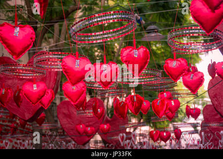 Rote Herzen hängen und bewegt sich in Nachbarschaft Festival der Stadtteil Gracia in Barcelona. Geeignet für Valentinstag oder Liebe Ideen. Stockfoto