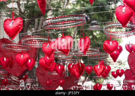 Rote Herzen hängen und bewegt sich in Nachbarschaft Festival der Stadtteil Gracia in Barcelona. Geeignet für Valentinstag oder Liebe Ideen. Stockfoto