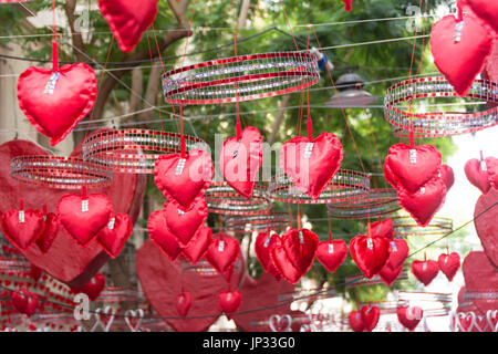 Rote Herzen hängen und bewegt sich in Nachbarschaft Festival der Stadtteil Gracia in Barcelona. Geeignet für Valentinstag oder Liebe Ideen. Stockfoto