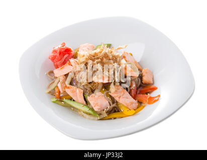 Köstliche Buchweizennudeln im asiatischen Stil mit Lachs und Avocado. Isoliert auf weißem Hintergrund. Stockfoto
