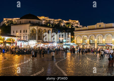 Nachtansicht von Monastiraki Platz mit Akropolis im Hintergrund, Athen, Attika, Griechenland Stockfoto