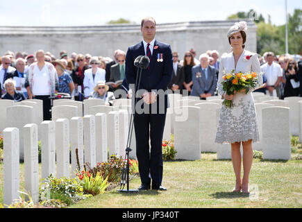 Der Herzog und die Herzogin von Cambridge legen Blumen am Grab des unbekannten Soldaten am Tyne Cot Commonwealth War Graves Cemetery in Ypern, Belgien, an eine Gedenkfeier anlässlich die Hundertjahrfeier von Passchendaele. Stockfoto