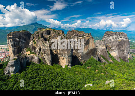 Die spektakuläre massive felsigen Pinnacles von Meteora, Thessalien, Griechenland Stockfoto