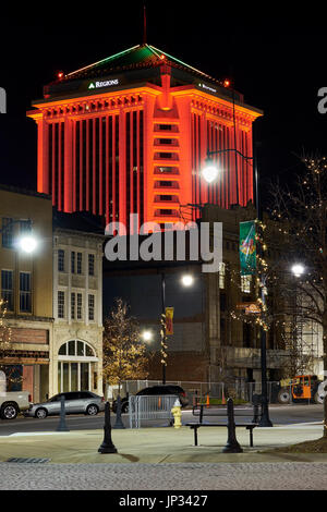 Regionen Bank Gebäude in Montgomery, Alabama, USA, beleuchtet mit bunten rote Lichter während der Weihnachtszeit. Stockfoto