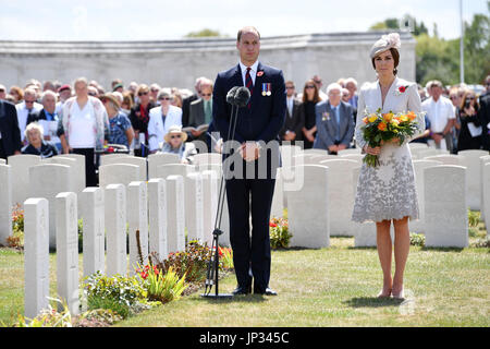 Der Herzog und die Herzogin von Cambridge legen Blumen am Grab des unbekannten Soldaten am Tyne Cot Commonwealth War Graves Cemetery in Ypern, Belgien, an eine Gedenkfeier anlässlich die Hundertjahrfeier von Passchendaele. Stockfoto