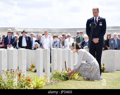 Der Herzog und die Herzogin von Cambridge legen Blumen am Grab des unbekannten Soldaten am Tyne Cot Commonwealth War Graves Cemetery in Ypern, Belgien, an eine Gedenkfeier anlässlich die Hundertjahrfeier von Passchendaele. Stockfoto