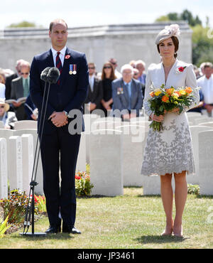 Der Herzog und die Herzogin von Cambridge legen Blumen am Grab des unbekannten Soldaten am Tyne Cot Commonwealth War Graves Cemetery in Ypern, Belgien, an eine Gedenkfeier anlässlich die Hundertjahrfeier von Passchendaele. Stockfoto