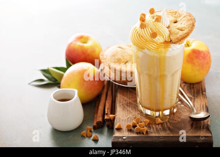 Apfelkuchen Milchshake mit Karamell-Sirup und ein Stück Kuchen Stockfoto