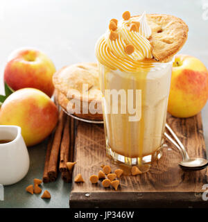 Apfelkuchen Milchshake mit Karamell-Sirup und ein Stück Kuchen Stockfoto