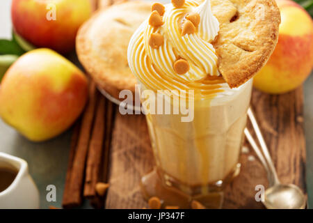 Apfelkuchen Milchshake mit Karamell-Sirup und ein Stück Kuchen Stockfoto