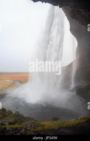 Wasserfall Seljalandsfoss im Süden Islands an einem bewölkten Wintertag. Es ist einer der größten Wasserfälle des Landes. Stockfoto