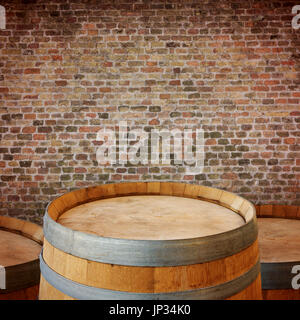 Hölzerne Weinfass über Ziegel Walll Hintergrund. Oktoberfest-Konzept Stockfoto