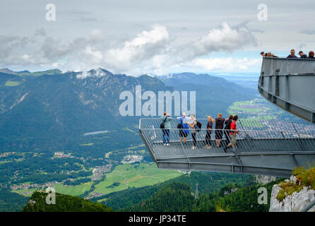 AlpspiX und die Aussicht von der Alpspitze über Garmisch Partenkirchen, Garmisch-Partenkirchen, Upper Bavaria, Bavaria, Germany Stockfoto