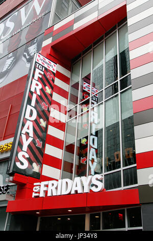 Großes Schild am Eingang zu einem TGI Fridays Restaurant in Manhattan. Stockfoto