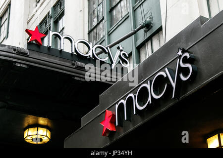 Macy's ist mit Schildern auf eine Markise über einem der Eingänge zu den Flagship Store in Manhattan angezeigt. Stockfoto