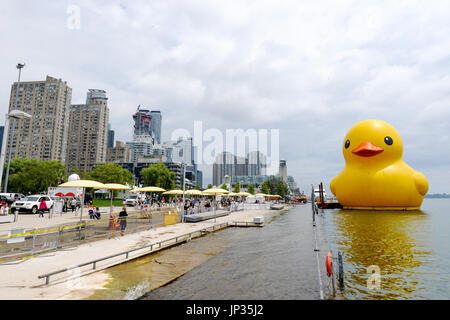 Die weltweit größte Rubber Duck machen es ist kanadische Debüt auf Toronto Ufergegend, Kanada feiern 150. Geburtstag.  Mitwirkende: Rubber Duck wo: Toronto, Ontario, Kanada bei: Kredit-30. Juni 2017: Dominic Chan/WENN.com Stockfoto