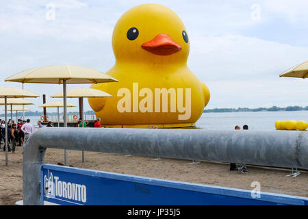 Die weltweit größte Rubber Duck machen es ist kanadische Debüt auf Toronto Ufergegend, Kanada feiern 150. Geburtstag.  Mitwirkende: Rubber Duck wo: Toronto, Ontario, Kanada bei: Kredit-30. Juni 2017: Dominic Chan/WENN.com Stockfoto