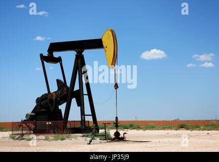 Ölpumpe auf dem Feld. Öl Industrie anlagen Stockfoto