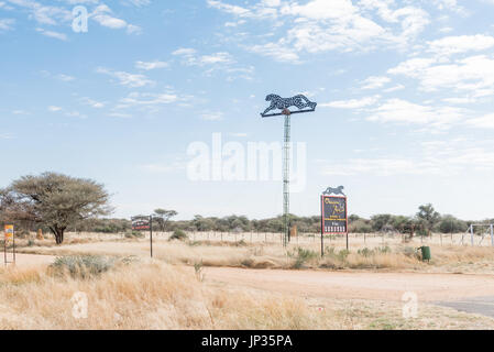 OKAHANDJA, NAMIBIA - 19. Juni 2017: Schilder für die Okonjima Africat Reserve zwischen Okahandja und Otjiwarongo in der Otjozondjupa Region Nami Stockfoto