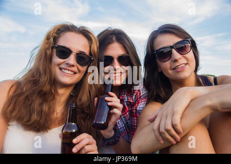 Mädchen im Park genießen. Sie sind Freunde feiern den Urlaub eine gute Zeit Bier trinken in einem Park. Stockfoto