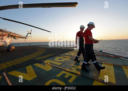 Bohrinsel Plattform auf Lukoil Filanovsky Öl am Kaspischen Meer Astrachan Gebiet, Russland Stockfoto