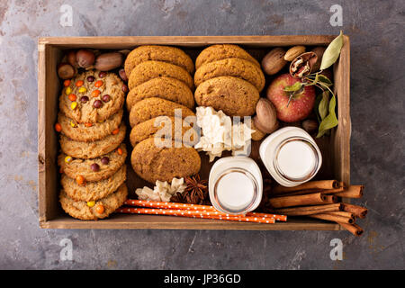 Herbst-Cookies in einer Box mit Äpfeln und Milch Stockfoto