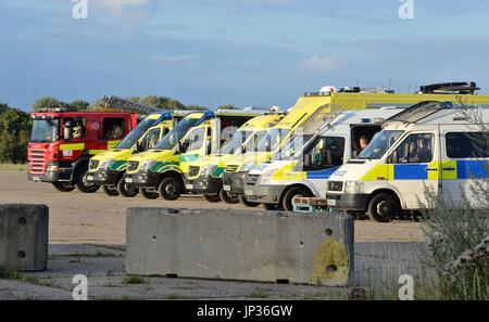 Rettungsfahrzeuge aufgereiht auf einem ehemaligen Flugplatz in der Nähe des Mount Gefängnisses in Hemel Hempstead, Hertfordshire, nachdem das Justizministerium bestätigt ein Vorfall läuft The Mount Justizanstalt und sagte speziell geschultes Personal beschäftigen sich mit der Materie. Stockfoto