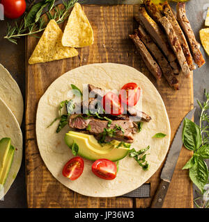 Tacos mit gegrilltem Steak, Avocado und Tomaten, mexikanisches Essenskonzept, über Kopf gedreht zu machen Stockfoto