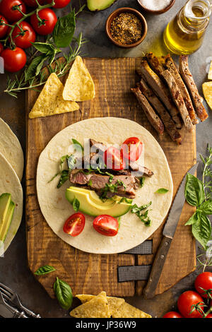 Tacos mit gegrilltem Steak, Avocado und Tomaten, mexikanisches Essenskonzept, über Kopf gedreht zu machen Stockfoto