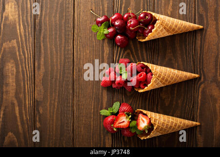 Frisches Obst und Beeren in Waffelkegeln Stockfoto