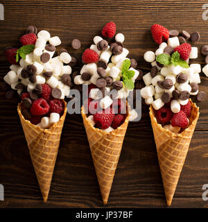 Ruhigen für die Smore Dessert in einem Waffelhörnchen Stockfoto