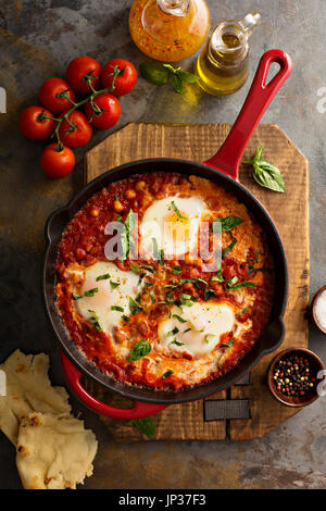 Shakshuka mit Kichererbsen in einer Pfanne Stockfoto